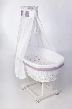 Mionido Stubenwagen Maxi Weiß Pyjamabär Flieder Mit Garnierung, Matratze Und Matratzenbezug